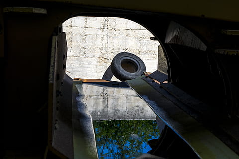 roda, màquina, finestra, mort, aigua, barana, ull de bou, forat, pneumàtic, edifici, bunker, hèlix, cortina, obturador, llosa, aeroport, camp d’avió, arquitectura, contraatac, cap gent, estructura construïda, dia, vell, naturalesa, transport, arc, a l'interior, abandonat, història, manera de transport, obsoleta, pont, material de fusta, metall, el passat, pont - estructura feta per l'home, 5K, CC0, domini públic, lliure de regalies