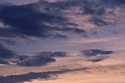 cielo nuvoloso, nuvole, Cloudscape, nuvoloso, buio, nuvole scure, alba, luce del giorno, crepuscolo, sera, Paradiso, all'aperto, pioggia, panoramico, cielo, skyscape, tempesta, tramonto, tempo metereologico, nuvola - cielo, bellezza nella natura, scenics - natura, la tranquillità, scena tranquilla, nessuno, Inquadratura dal basso, natura, sfondi, colore arancione, idilliaco, cielo drammatico, fotogramma intero, ambiente, meteorologia, 5K