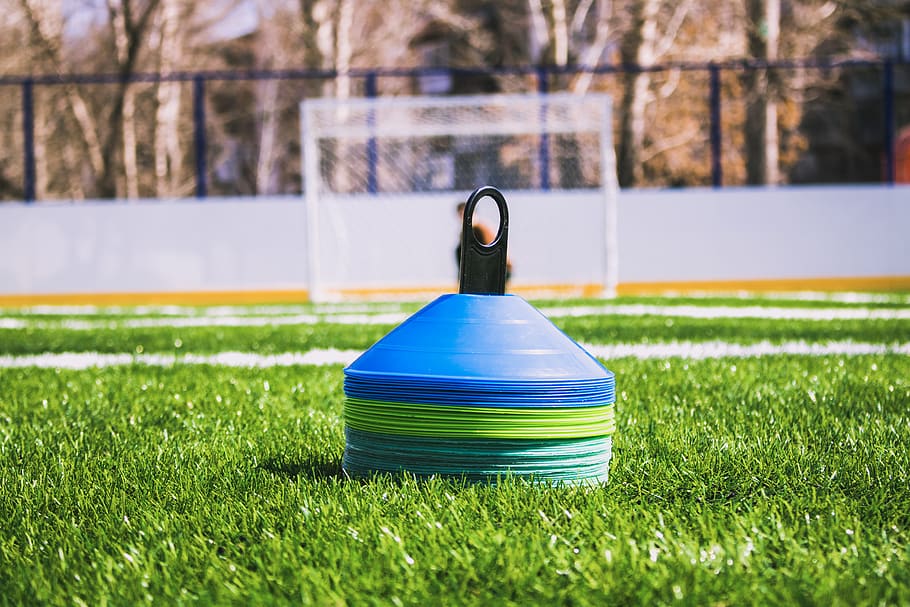 attrezzature per l'allenamento, campo d'erba, sfondo sfocato, luminosa, avvicinamento, colori, luce del giorno, ambiente, campo, messa a fuoco, erba, verde, crescita, paesaggio, prato, all'aperto, parco, panoramico, goal calcistico, alberi, allenamento con i pesi, pianta, colore verde, natura, giorno, nessuno, albero, concentrarsi sulle conoscenze acquisite, terra, cortile anteriore o posteriore, blu, messa a fuoco selettiva, parco - spazio creato dall'uomo, luce del sole, multicolore, 5K
