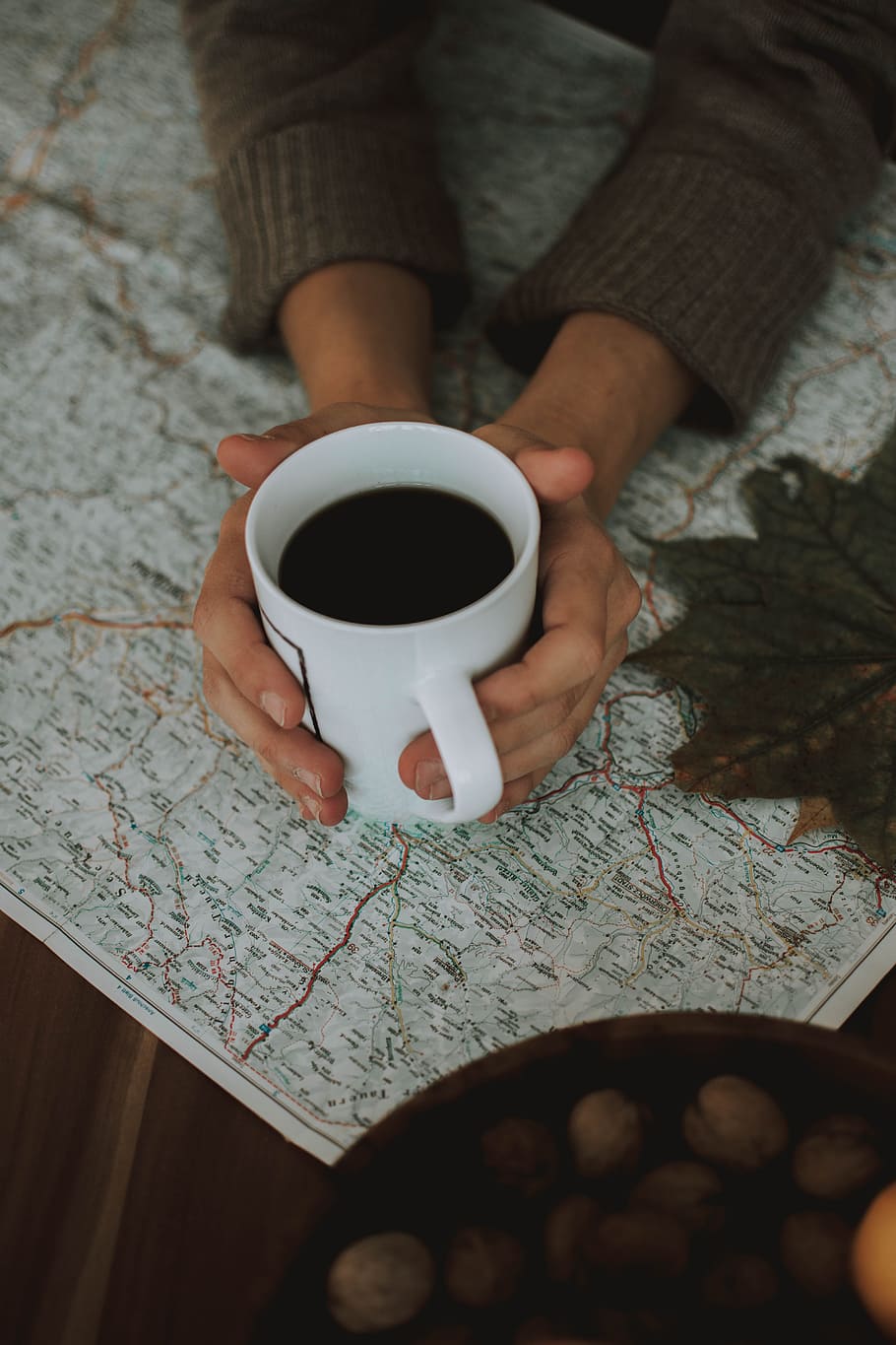 blanc, ceràmica, tassa, ple, negre, líquid, mapa, celebració, cafè, mà, dona, vibració, acollidor, tardor, canviant d'humor, primer pla, interior, planificació, pla, viatjar, explorar, femella, diumenge, estil de vida, beure, cafè - beguda, tassa de cafè, una persona, vista d’angle alt, menjar i beguda, persones reals, mà humana, refresc, taula, a l'interior, part del cos humà, paper, persona irreconeixible, vaixella, begudes sense alcohol, dit, 5K