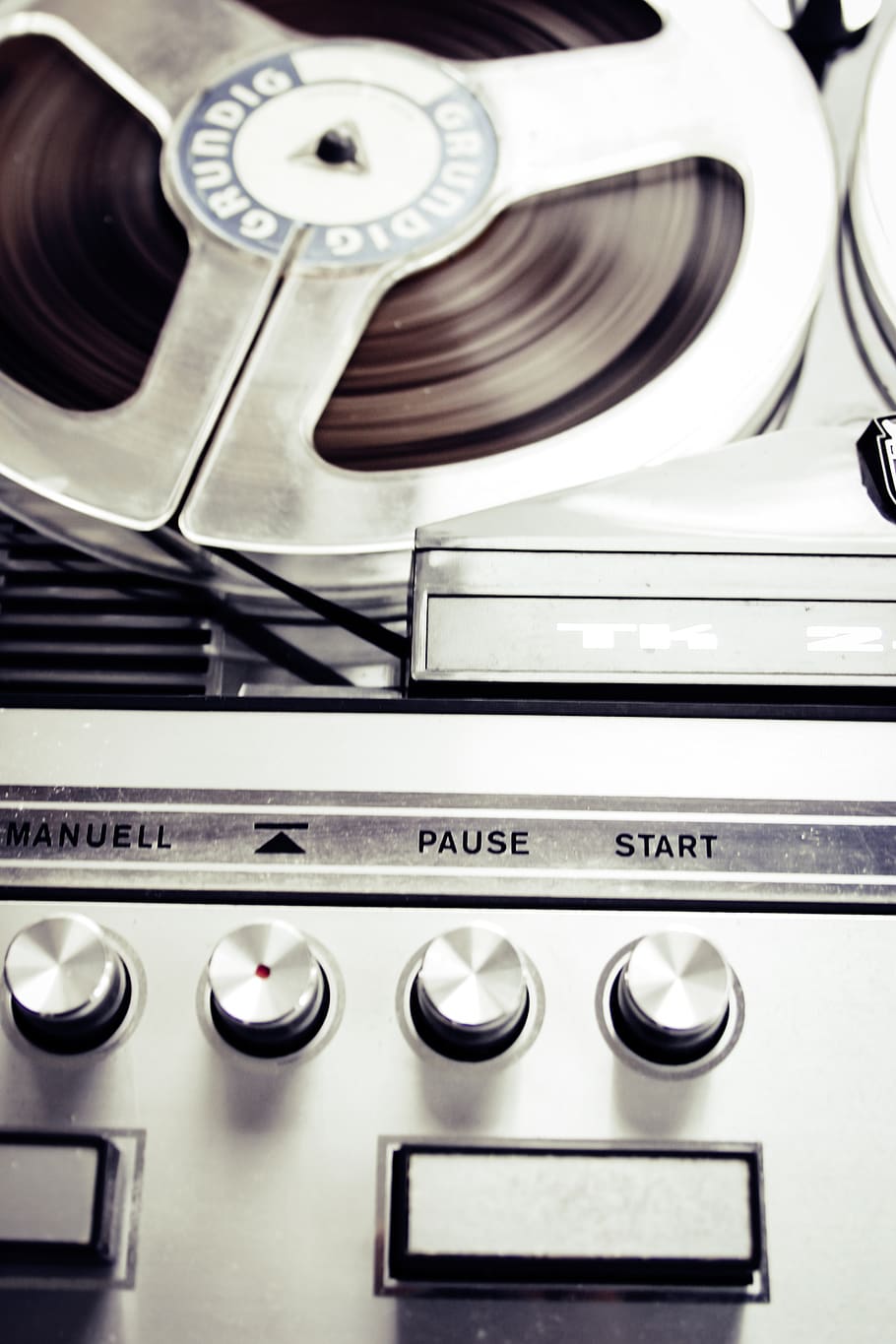 tecnologia, àudio, registre, jugador, vinil, vintage, aparell, música, a l'interior, primer pla, estufa, control, perilla, cultura i entreteniment artístic, equipament, cuina, cap gent, cremador - estufa, cuina domèstica, habitació domèstica, metall, equipament per a la llar, equip d’àudio, casa, electricitat, acer, equipament elèctric, aliatge, color plata, 2K