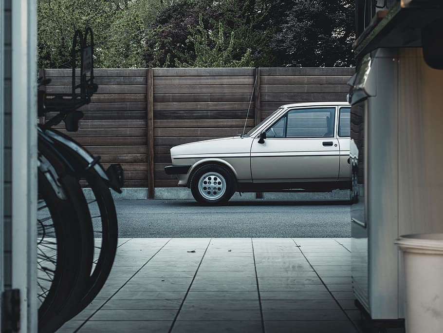 vehicle gris, pneumàtic, roda, màquina, va parlar, roda del cotxe, roda d'aliatge, transport, vehicle, cotxe, automòbil, camió, bicicleta, halter, equipament, llosa, cotxe esportiu, coupe, Segway, asfalt, manera de transport, vehicle terrestre, arbre, planta, dia, ciutat, aparcament, carrer, estacionari, cap gent, arquitectura, exterior de l'edifici, estructura construïda, viatjar, a l'aire lliure, naturalesa, carretera, luxe, garatge, 4K