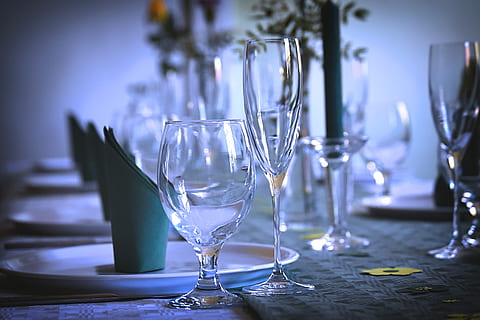 taula gedeckter, vaixella, gots, placa, tovallons, festiu, taula fixa, taula, celebració, Festival, coberta, taula de banquets, decoració de taula, coberts, festa, vidre, Copa de vi, copa, equipament per a la llar, vidre - material, transparent, cap gent, configuració de lloc, configuració, buit, a l'interior, natura morta, centrar-se en primer pla, menjar i beguda, beure, negocis, refresc, elegància, alcohol, 5K, CC0, domini públic, lliure de regalies