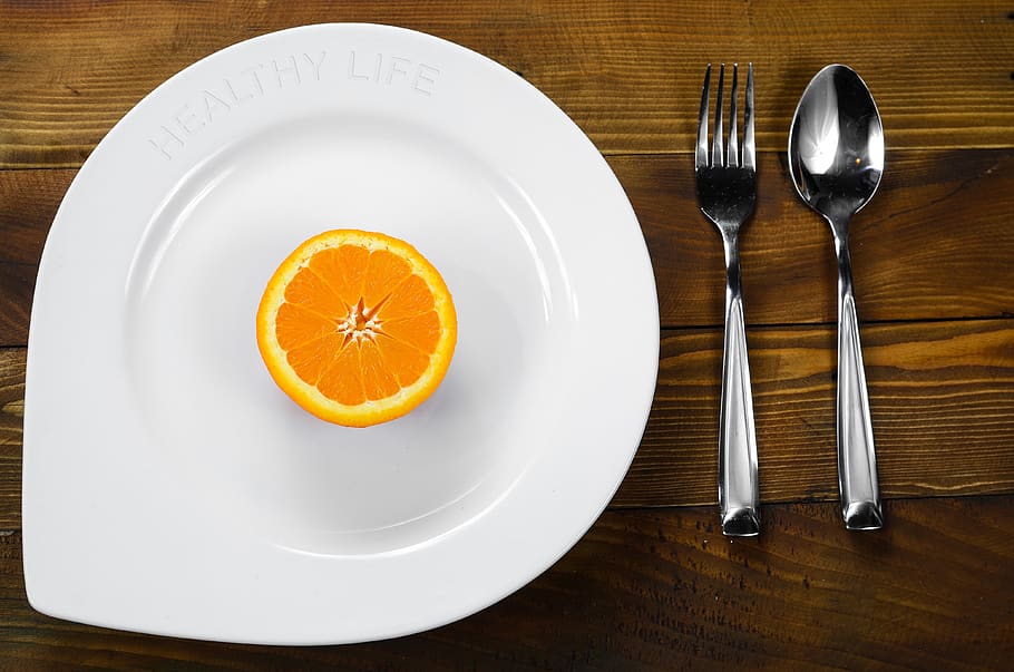 coberts, forquilla, vaixella, menjar, taronja, utensili per menjar, estri de cuina, menjar i beguda, taula, placa, frescor, cullera, natura morta, fruita, directament a sobre, alimentació saludable, a l'interior, benestar, cap gent, ganivet, cítrics, equipament per a la llar, color taronja, ganivet de taula, configuració, 4K