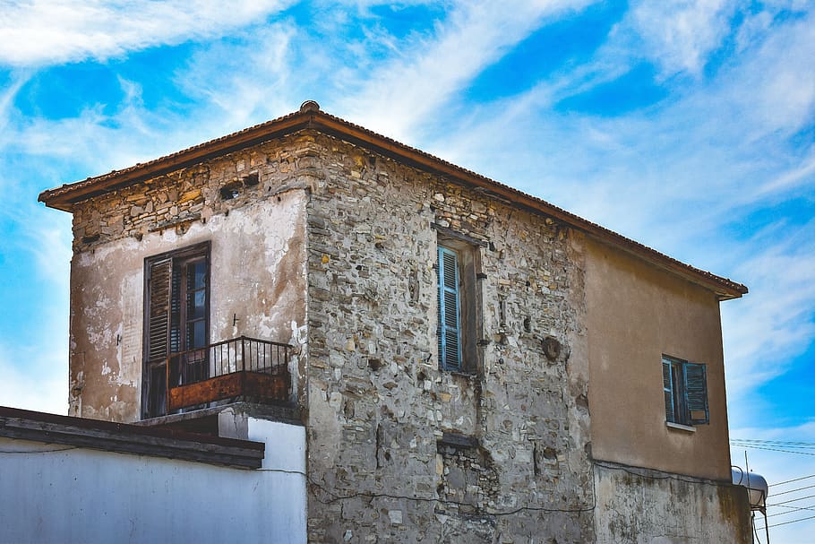 casa, façana, vell, envellit, resistent, decaïment, arquitectura, tradicional, pedra, edifici, anafotida, Xipre, estructura construïda, exterior de l'edifici, cel, finestra, vista d’angle baix, cap gent, naturalesa, dia, núvol - cel, a l'aire lliure, blau, abandonat, barri residencial, història, funció de construcció de parets, 5K
