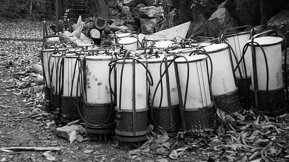 contenedores, tanques, tubos, árbol, naturaleza, día, planta, tierra, nadie, al aire libre, campo, patio delantero o trasero, baño, metal, en pie, lado a lado, bosque, variación, parte de la planta, obsoleto, instrumento musical, envase, barrera, contaminación, 5K, CC0, dominio público, libre de derechos