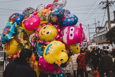 Mann, halten, sortiert, Luftballons, mehrfarbig, Gruppe von Leuten, Ballon, zufällige Menschen, Tag, Stadt, echte Menschen, Freizeitbeschäftigung, Frau, die Architektur, Männer, Lebensstile, Darstellung, Markt, gebaute Struktur, Feier, Himmel, große gruppe von menschen, Festival, draußen, 5K, CC0, gemeinfrei, lizenzfrei