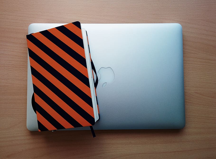 MacBook, MacBook Pro, macbookpro, poma, mac, quadern, taula, ratlles, material de fusta, a l'interior, natura morta, vista d’angle alt, cap gent, directament a sobre, tecnologia, llapis, primer pla, color taronja, connexió, fusta, instrument d’escriptura, comunicació, tecnologia sense fils, Color blanc, llibre, bolígraf, 2K