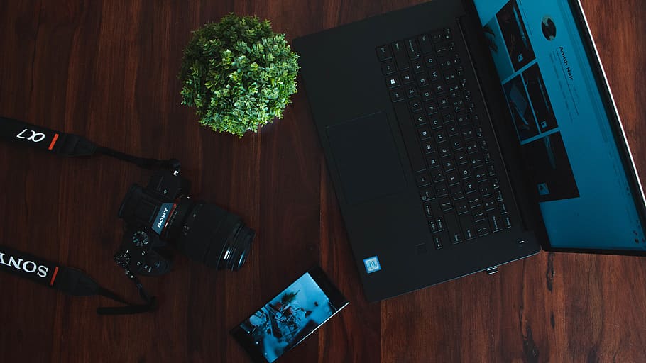 tecnologia, disseny, flatlay, mínim, càmera, portàtil, telèfon, comunicació, ordinador, a l'interior, taula, material de fusta, connexió, cap gent, tecnologia sense fils, equips informàtics, vista d’angle alt, teclat, teclat d’ordinador, menjar i beguda, natura morta, text, fusta, interior de casa, 4K