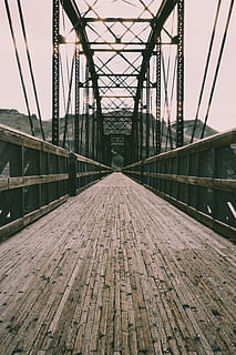 grigio, nero, ponte, persone, architettura, connessione, ponte - struttura fatta dall'uomo, struttura costruita, prospettiva decrescente, la strada davanti, mezzi di trasporto, direzione, cielo, metallo, nessuno, punto di fuga, giorno, natura, all'aperto, legno - materiale, Inquadratura dal basso, passerella, livello di superficie, lungo, acciaio, lega, trave, 4K, CC0, dominio pubblico, privo di copyright