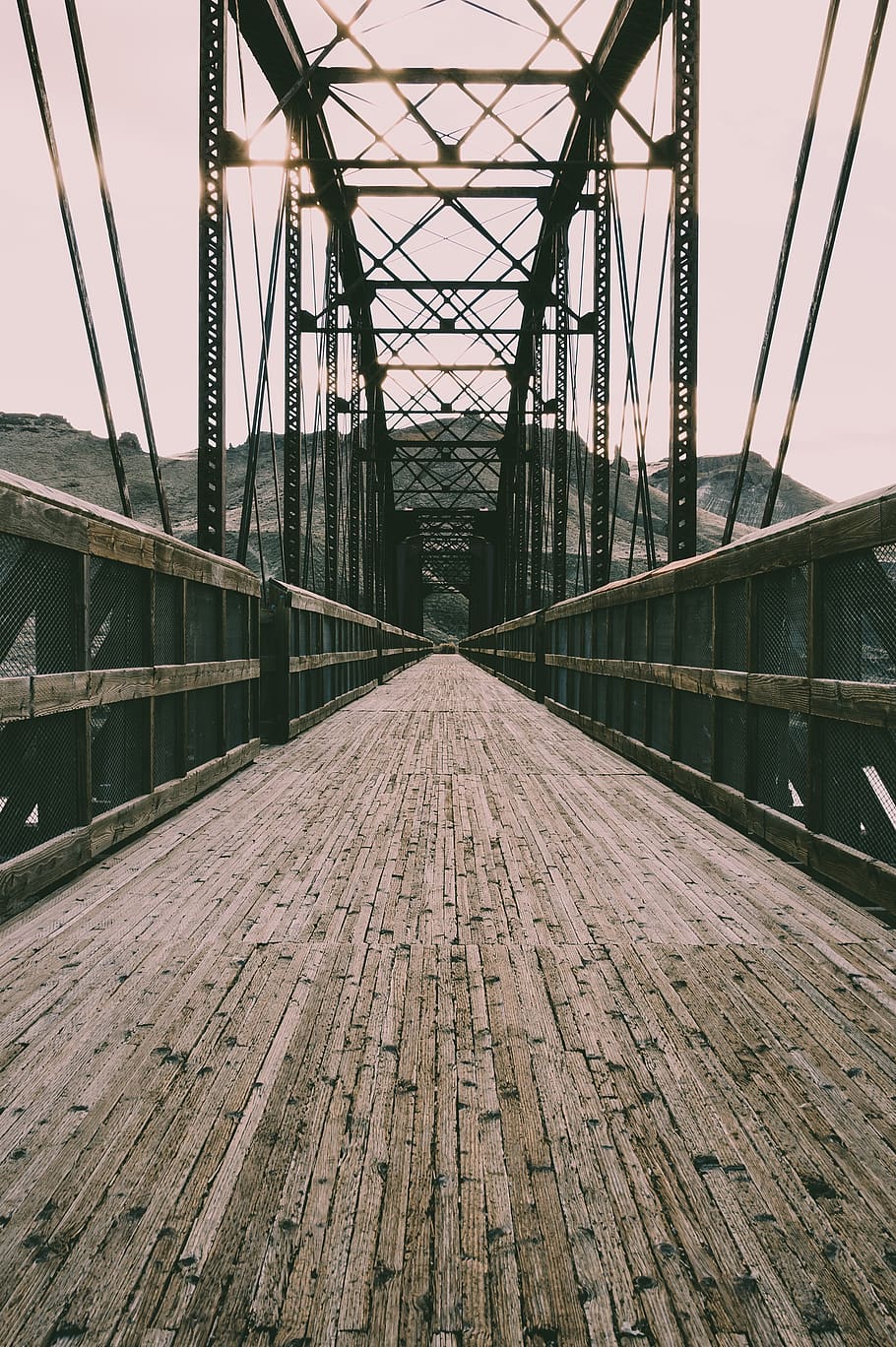gris, negre, pont, gent, arquitectura, connexió, pont - estructura feta per l'home, estructura construïda, perspectiva decreixent, el camí a seguir, transport, direcció, cel, metall, cap gent, punt de fuga, dia, naturalesa, a l'aire lliure, material de fusta, vista d’angle baix, passarel·la, nivell superficial, llarg, acer, aliatge, viga, 4K