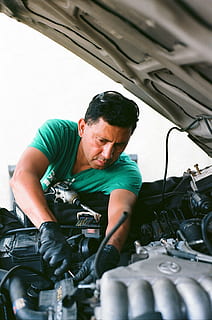 reconstrucción de extremo superior, mecánico, obrero, motor, coche, vehículo, garaje, fijación, fijar, trabajo, guantes, arreglar, inmigrante, latín, latino, reparando, hombres, Servicio, ocupación, taller de reparación de automóviles, trabajando, trabajador manual, técnico, examinando, machos, taller, gente, pericia, adulto, vehículo terrestre, una persona, Vehículo de motor, equipo, ocupación profesional, Ingeniero de Mantenimiento, capó del vehículo, adentro, transporte, industria, etnia caucásica, Herramienta de trabajo, tienda de reparacion, reparador, ingeniero, ajustando, industria del automóvil, trabajo - figura religiosa, ropa de trabajo protectora, uniforme, ocupación de servicio, parte de maquina, habilidad, 2K, CC0, dominio público, libre de derechos