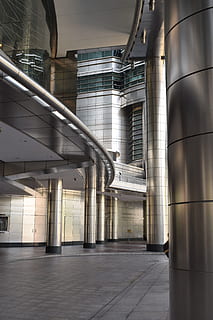 columnes de plata, edifici, arquitectura, barana, persona, sòls, humà, Malàisia, kuala lumpur, torre petronas, edifici d'oficines, pis, centre de Convencions, columna, pilar, passadís, fàbrica, concret, habitatge, urbà, estructura construïda, columna arquitectònica, exterior de l'edifici, cap gent, ciutat, modern, dia, a l'aire lliure, transport, il·luminat, tub de tub, oficina, indústria, moviment, equips d’il·luminació, connexió, moviment borrós, exterior d’edifici d’oficines, color plata, acer, garatge, 5K, CC0, domini públic, lliure de regalies