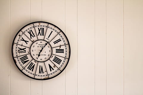 reloj de pared redondo, reloj, redondo, hora, reloj de pared, pared - característica de la construcción, número, instrumento de tiempo, nadie, la cara del reloj, exactitud, minutero, reloj de mano, romano, adentro, forma geometrica, forma, sencillez, circulo, material de madera, estilo retro, manecilla de la hora, 5K, CC0, dominio público, libre de derechos
