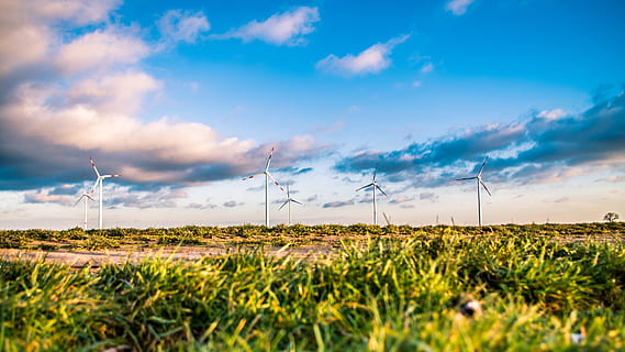 molino, estructura, verde, hierba, campo, granja, paisaje, naturaleza, nubes, azul, cielo, ver, generación de combustible y energía, ambiente, conservación del medio ambiente, turbina eólica, turbina, energía renovable, nube - cielo, energía eólica, energía alternativa, planta, viento, recursos sustentables, tecnología, electricidad, nadie, al aire libre, fuente de alimentación, poder en la naturaleza, 4K, CC0, dominio público, libre de derechos