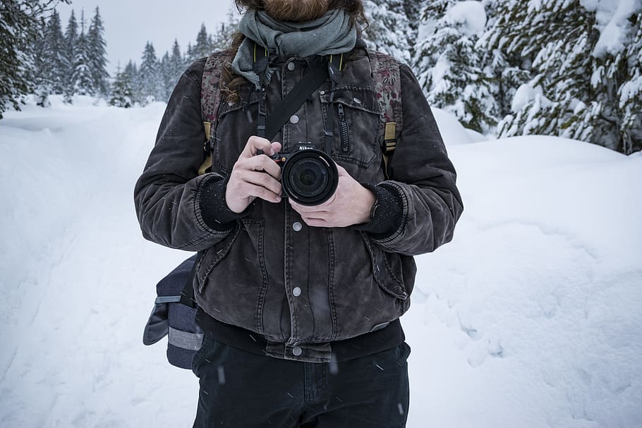 home, celebració, càmera dslr, aventura, càmera, fred, persona, fotògraf, temporada, neu, desgast, hivern, temperatura de fred, càmera - equip fotogràfic, temes de fotografia, roba calenta, fotografiar, roba, una persona, tecnologia, de peu, persones reals, tres quarts de longitud, homes, dia, equip fotogràfic, activitat, càmera digital, a l'aire lliure, càmera reflex digital d’una sola lent, bufanda, 5K
