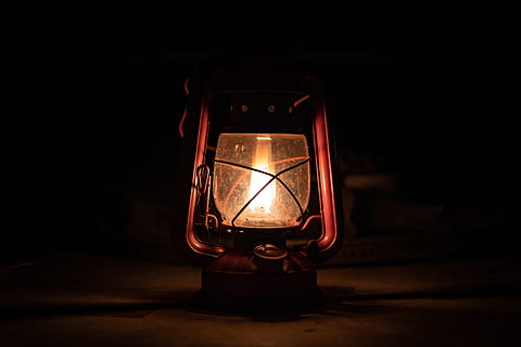 beleuchtete Laternenlampe, beleuchtet, drinnen, Lichtanlage, glühend, Glas - Material, dunkel, elektrische Lampe, Öllampe, schwarzer Hintergrund, Nahansicht, Dunkelkammer, Laterne, transparent, keine Leute, Elektrizität, Studioaufnahme, Technologie, die Glühbirne, kopieren sie platz, Licht, 5K, CC0, gemeinfrei, lizenzfrei