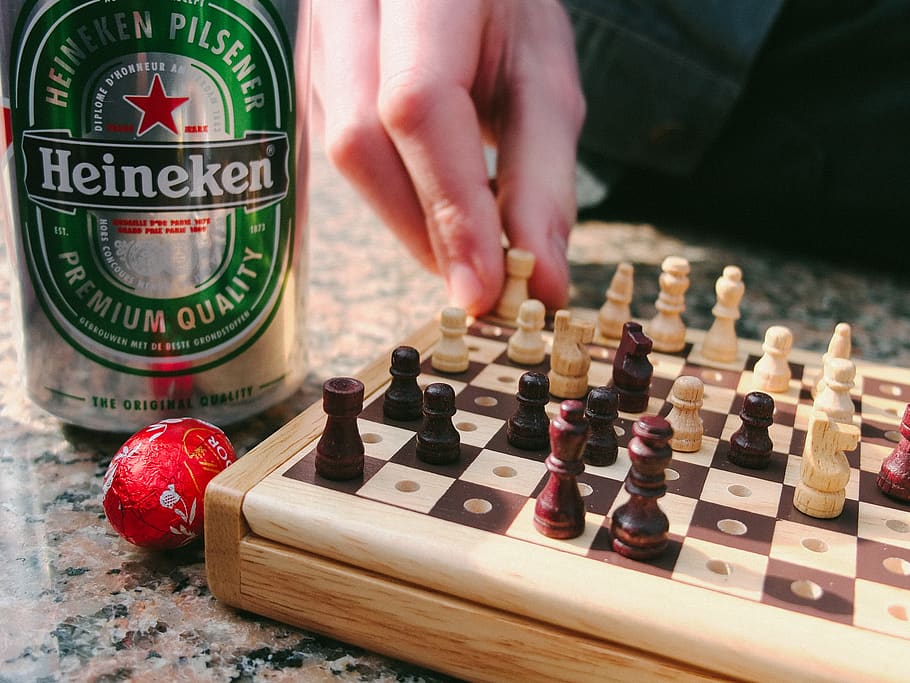 amsterdam, Olanda, Pasqua, scacchi, gioco da tavolo, Giochi, birra, gioco, giochi di svago, mano umana, mano, attività di svago, strategia, pezzo degli scacchi, scacchiera, in casa, tavolo, rilassamento, parte del corpo umano, legno - materiale, cultura artistica e intrattenimento, una persona, giocando, avvicinamento, dito, 2K