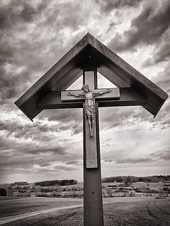 Marrone, di legno, fotografia del crocifisso, asfalto, nube, nuvole, attraversare, crocifissione, direzione, erba, autostrada, intersezione, luce, natura, religione, risurrezione, strada, tramonto, sistema di trasporto, nuvola - cielo, cielo, nessuno, giorno, all'aperto, architettura, terra, credenza, spiritualità, struttura costruita, paesaggio, comunicazione, cartello, campo, ambiente, 4K, CC0, dominio pubblico, privo di copyright
