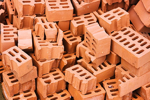 Hintergrund, Block, Backstein, Mauerwerk, braun, gebaut, Lehm, Konstruktion, grau, Gruppe, Haufen, Industrie, groß, Material, unordentlich, Muster, Rechteck, rot, Rau, Schutt, ruiniert, rustikal, solide, Stapel, Struktur, Haufenziegel, große gruppe von gegenständen, Vollbild, Hintergründe, drinnen, Stillleben, keine Leute, Fülle, Holz - Material, High Angle View, Brief, Spielzeug, Container, Nahansicht, Box, Bauklotz, Tag, 4K, CC0, gemeinfrei, lizenzfrei