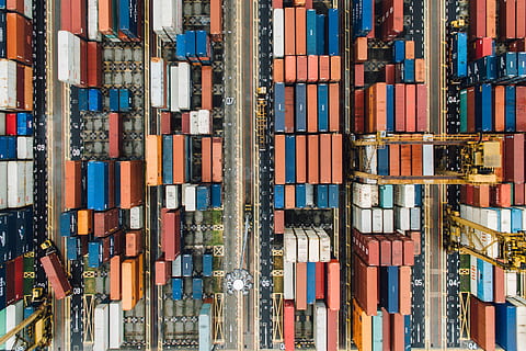 geassorteerd, Verzenden, containers, dok, houder, verzendcontainer, containerpark, lading, luchtfoto, ondersteboven, rood, blauw, stack, rangeerterrein, brugkraan, terminal, haven, georganiseerd, rij, vrachtcontainer, vrachtvervoer, pier, architectuur, commercieel dok, bedrijf, grote groep objecten, vervoer, industrie, achtergronden, handel, kleinhandel, multi gekleurd, geen mensen, water, gebouw, buitenshuis, legering, 4K, CC0, publiek domein, royaltyvrij