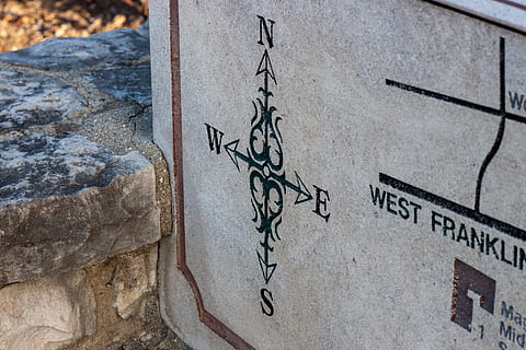 kompas, mapa, kámen, text, umění a řemesla, sdělení, den, nikdo, pevný, non-západní skript, skript, řemeslo, detail, Skála, vysoký úhel pohledu, řezbářství - řemeslný výrobek, tvořivost, nástěnný prvek, rock - objekt, západní skript, Příroda, venku, 1080P, CC0, veřejná doména, bez autorských práv