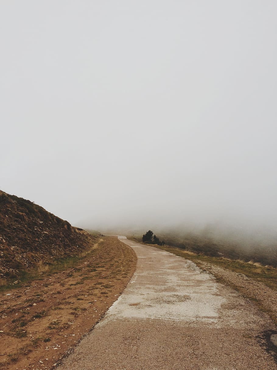 Nebel, Straße, Pfad, Weg, Weiß, unklar, der Weg nach vorn, Richtung, Umgebung, Himmel, Ruhe, keine Leute, Natur, Schönheit in der Natur, ruhige Szene, Transport, Landschaft, Szenen - Natur, Schmutz, Schotterstraße, Tag, Nicht-städtische Szene, leere Straße, abnehmende Perspektive, draußen, lange, 2K