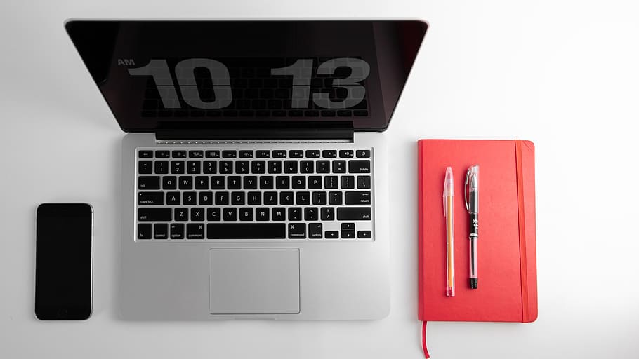 macbook, pro, vendt, computer, computer tastatur, elektronik, tastatur, hardware, computer hardware, pc, bærbar, novo hamburgo, brasil, rs, mobiltelefon, telefon, minimalisme, liv, arbejde, rød, tidsskrift, teknologi, meddelelse, trådløs teknologi, forbindelse, hvid baggrund, indendørs, ingen mennesker, computerudstyr, bærbar informationsenhed, skåret ud, pen, studio skud, forretning, bord, stilleben, 5K