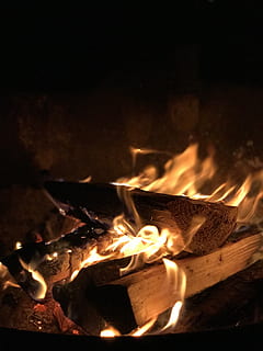 vista de la foguera, foc, foguera, flama, campament, llar de foc, vidre, copa, a l'interior, forjar, teixit, vida nocturna, activitats de lleure, aventura, menjar, pita, pa, gos calent, contenidor de pintura, cremant, calor - temperatura, foc - fenomen natural, registre, llenya, naturalesa, fusta, nit, cap gent, material de fusta, brillant, moviment, color taronja, primer pla, moviment borrós, pou de foc, 4K, CC0, domini públic, lliure de regalies
