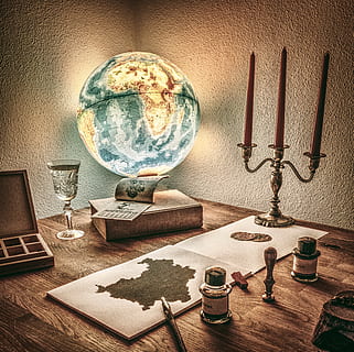 arbeidsplass, rustikk, eldgammel, kart, kloden, tusche indisk blekk, blekk, gammel, stilleben, årgang, bakgrunn, bakgrunns, bord, tre bord, humør, atmosfære, innendørs, ingen folk, kloden - menneskeskapt objekt, veggbyggingsfunksjon, belysningsutstyr, elektrisk lampe, hjem interiør, husholdningsutstyr, bok, møbler, gruppe av objekter, vegg, tre - materiale, arkitektur, sfære, utgivelse, gruppe, klokke, glass, 5K