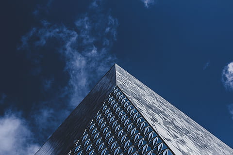 edifício cinzento, arquitetura, estrutura construída, céu, exterior do edifício, visão de baixo ângulo, construção, nuvem - céu, moderno, cidade, natureza, escritório, exterior do prédio de escritórios, azul, ninguém, forma triangular, ao ar livre, arranha-céu, torre, alto - alto, vidro - material, diretamente abaixo, ângulo, 5K, CC0, domínio público, royalty free