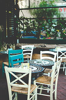 prázdné židle, židle, sedadlo, stůl, restaurace, absence, prázdný, nábytek, nikdo, jídlo a pití, nastavení, podnikání, místo, den, dřevo - materiál, kavárna, venku, sklenka, hrnkové rostliny, rostlina, architektura, objednat, stolování, 4K, CC0, veřejná doména, bez autorských práv