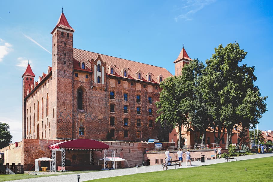 il Castello, architettura, mattoni, costruzione, castello, Chiesa, città, luce del giorno, punto di riferimento, Medioevo, Museo, rosso, turismo, Torre, cittadina, albero, Università, Vintage ▾, esterno dell'edificio, struttura costruita, pianta, cielo, natura, giorno, il passato, storia, luogo di culto, destinazioni di viaggio, persone accessorie, religione, luce del sole, credenza, all'aperto, guglia, 4K