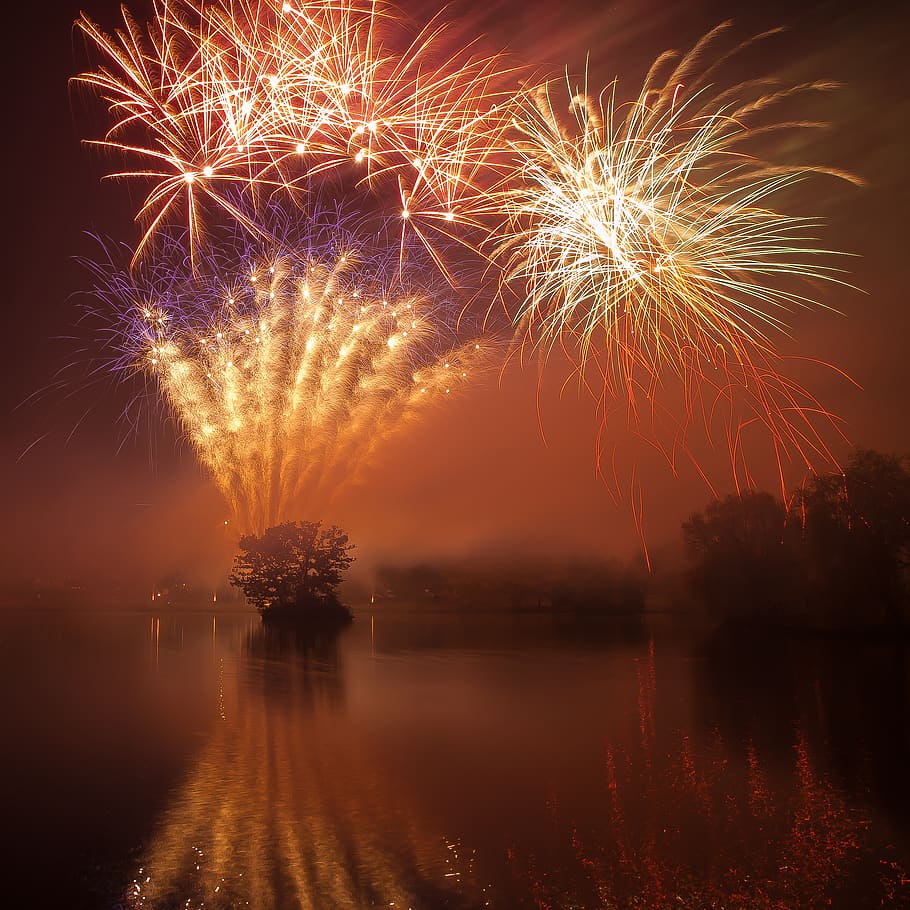 focs artificials durant el dia, celebració, focs artificials, aigua, nit, il·luminat, esdeveniment, moviment, reflexió, explosió, exhibició de focs artificials, cultura i entreteniment artístic, naturalesa, cel, llac, exposició llarga, brillant, cap gent, fum - estructura física, bellesa a la natura, llum, a l'aire lliure, focs artificials - objecte fet per l'home, cap d'any, 2K