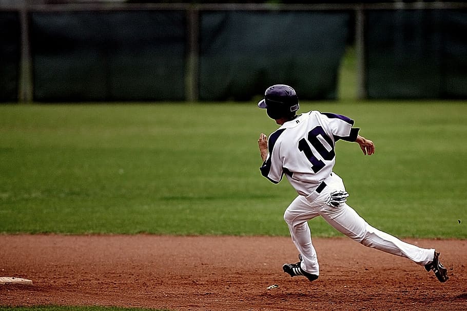 jugador de beisbol, corrent, tribunal, acció, actiu, atleta, beisbol, brutícia, camp, joc, herba, casc, camp d'influència, Lliga, esport, estadi, uniforme, beisbol - esport, uniforme de beisbol, roba, moviment, uniforme esportiu, homes, una persona, mascles, nen, vista del darrere, barreteria, jugant, longitud completa, persones reals, competició, nois, 2K