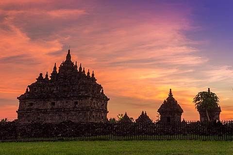 Indonesia, Java centrale, tempio, tempio di Plaosan, Yogyakarta, tramonto, destinazioni di viaggio, luogo di culto, cielo, architettura, struttura costruita, religione, storia, esterno dell'edificio, il passato, credenza, viaggio, spiritualità, natura, paesaggio, nuvola - cielo, turismo, antico, nessuno, all'aperto, antica civiltà, 2K, CC0, dominio pubblico, privo di copyright