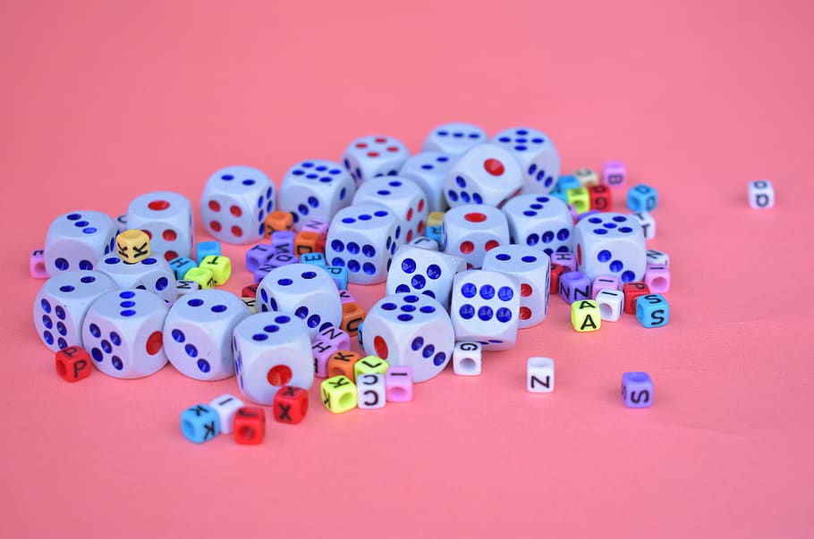 dadi, cubi, giocare, creatività, colorato, natura morta, creativo, multicolore, sfondo colorato, girato in studio, grande gruppo di oggetti, testo, in casa, scelta, nessuno, variazione, avvicinamento, sceneggiatura occidentale, blu, comunicazione, opportunità, cultura artistica e intrattenimento, formazione scolastica, a forma di cuore, gruppo di oggetti, sfondo arancione, 4K