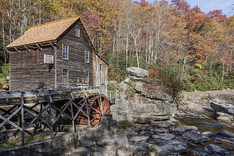 braun, Kabine, Wasserrad, Wald, Felsen, Strom, Bäume, Wasser, Wassermühle, hölzern, gebaute Struktur, die Architektur, Gebäudehülle, Baum, Haus, keine Leute, Pflanze, Tag, Natur, Gebäude, verlassen, Holz - Material, alt, Wohngegend, draußen, Verschlechterung, Veränderung, 2K, CC0, gemeinfrei, lizenzfrei