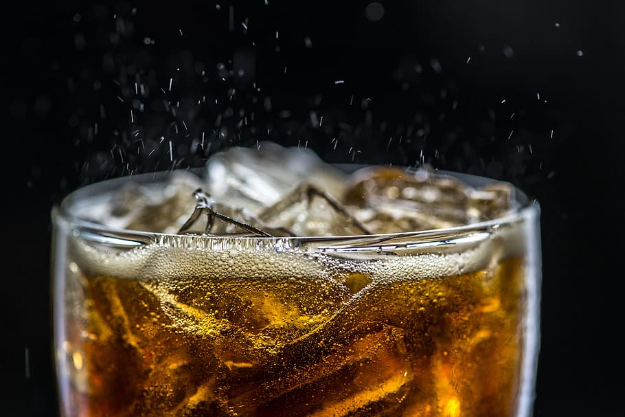 fons, begudes, fons negre, bombolla, cafeïna, carbonatats, beguda carbonatada, aigua carbonatada, primer pla, cola, fred, beguda freda, deshidratació, beure, fizz, efervescent, aromatitzat, aromatitzant, fresc, frescor, vidre, gel, glaçó, líquid, macro, pop, refreshin, menjar i beguda, refresc, copa, equipament per a la llar, alcohol, a l'interior, tir de l'estudi, vidre - material, temperatura de fred, esquitxades, cervesa - alcohol, moviment, congelat, cap gent, got de pinta, 4K
