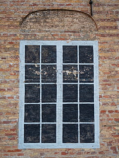 Fenster, Dummy, Kunstdesign, Norge, Norwegen, Oslo, Ziegelwand, die Architektur, Gebäudehülle, gebaute Struktur, Backstein, Wandbau - Funktion, keine Leute, Gebäude, Wand, Tag, alt, Vollbild, Haus, draußen, Flachwinkelansicht, verwittert, Muster, verlassen, Wohngegend, Fensterrahmen, 4K, CC0, gemeinfrei, lizenzfrei