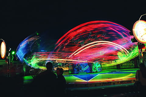 parc, humà, activitat, llum, efecte, color, colorit, nit, moviment, il·luminat, cultura i entreteniment artístic, exposició llarga, multicolor, Parc d'atraccions, moviment borrós, passeig pel parc d’atraccions, girant, activitat d'oci, persones reals, velocitat, brillant, estils de vida, gent, vista del darrere, sender lleuger, homes, cel, a l'aire lliure, vida nocturna, 2K, CC0, domini públic, lliure de regalies