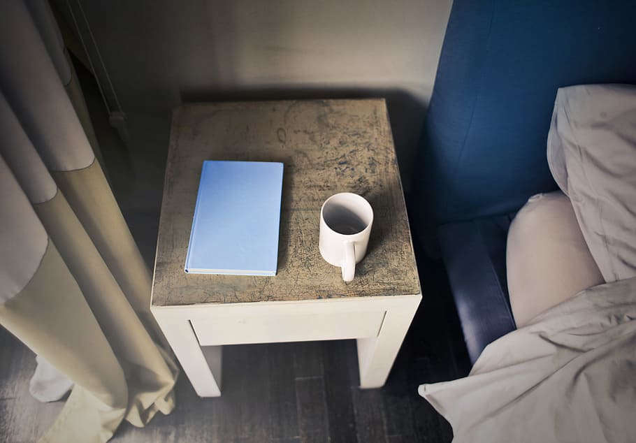 blanc, ceràmica, tassa, al costat, llibre, fusta, taula, llit, dormitori, te, casa, fosc, interior, primer pla, al costat del llit, objecte, cafè - beguda, tecnologia, ordinador, a l'interior, portàtil, negocis, modern, estils de vida, tassa de cafè, cap gent, interior de casa, beure, material de fusta, relaxació, còmode, escriptori, finestra, Internet, tauleta digital, habitació domèstica, monitor d’ordinador, tecnologia sense fils, oficina, al matí, telèfon intel·ligent, treball, vista d’angle alt, 4K