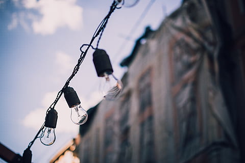 schwarze edison lampe, Ukraine, lviv, Stativ, Zubehör, Beleuchtung, hängend, die Architektur, Tag, Kette, Flachwinkelansicht, Fokus auf den Vordergrund, Natur, Himmel, Gebäudehülle, draußen, gebaute Struktur, Stadt, Seil, Menschen, selektiver Fokus, Lichtanlage, Straße, Stärke, halten, Swing, 4K, CC0, gemeinfrei, lizenzfrei