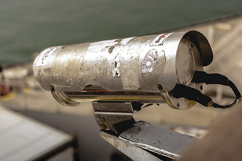 Draht, Maschine, Kamera, stehlen, tätowieren, Staub, Stiker, Meer, Großbritannien, Schmutz, Eisen, Technik, Fotografie, Cyber, Grün, Licht, Grossbritannien, Kabel, Transport, Flugzeug, Metall, keine Leute, Nahansicht, Tag, selektiver Fokus, High Angle View, Fokus auf den Vordergrund, Stillleben, Sonnenlicht, draußen, Natur, Waffe, Verbindung, Sicherheit, Kommunikation, Ausrüstung, die Architektur, 5K, CC0, gemeinfrei, lizenzfrei