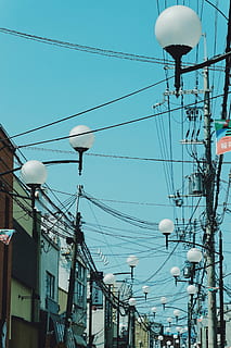 llums de carrer, cable, kyoto, Japó, línies elèctriques, torre de transmissió elèctrica, pal d’utilitat, ciutat, llum, blanc, creu, línia, cel, blau, fanal, edifici, barri, urbà, central elèctrica, cartellera, publicitat, equips d’il·luminació, electricitat, arquitectura, estructura construïda, vista d’angle baix, llum del carrer, línia elèctrica, tecnologia, exterior de l'edifici, naturalesa, carrer, connexió, generació de combustible i energia, cap gent, Font d'alimentació, dia, a l'aire lliure, piló d’electricitat, complexitat, equipament elèctric, 4K, CC0, domini públic, lliure de regalies
