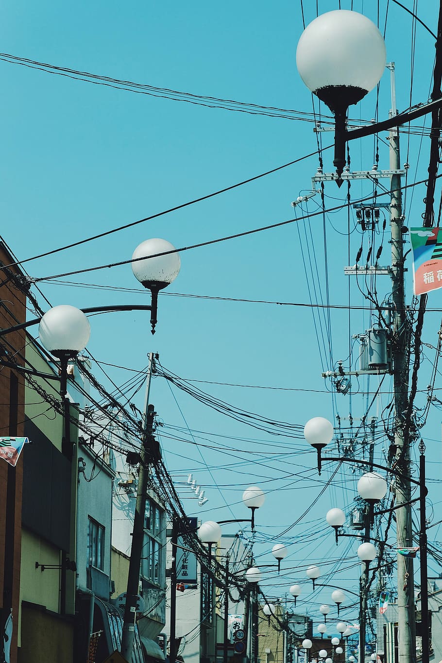 llums de carrer, cable, kyoto, Japó, línies elèctriques, torre de transmissió elèctrica, pal d’utilitat, ciutat, llum, blanc, creu, línia, cel, blau, fanal, edifici, barri, urbà, central elèctrica, cartellera, publicitat, equips d’il·luminació, electricitat, arquitectura, estructura construïda, vista d’angle baix, llum del carrer, línia elèctrica, tecnologia, exterior de l'edifici, naturalesa, carrer, connexió, generació de combustible i energia, cap gent, Font d'alimentació, dia, a l'aire lliure, piló d’electricitat, complexitat, equipament elèctric, 4K
