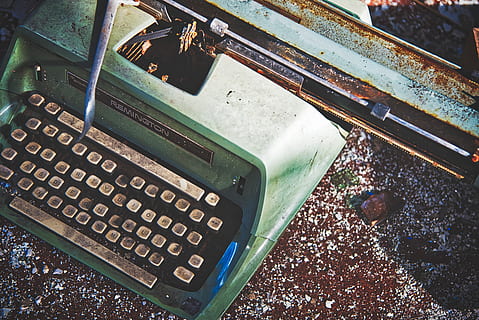 machine à écrire verte, clavier d'ordinateur, clavier, électronique, Matériel, matériel informatique, machine à écrire, écrire, pourriture, affaires, sale, ancien, objet, détail, clé, équipement, type, calculatrice, console, bâtiment, emblème, vue grand angle, vieux, La technologie, machinerie, obsolète, personne, style rétro, métal, journée, nombre, Piste, chemin de fer, abandonné, rouillé, fermer, la communication, Transport ferroviaire, 5K, CC0, domaine public, libre de droits