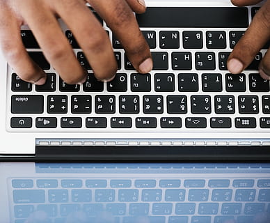 wpisywanie osoby, biały, czarny, laptop, urządzenie, elektronika, ręce, klawiatura, odbicie, ekran, pisanie na maszynie, ludzka ręka, porozumiewanie się, komputer, dłoń, część ludzkiego ciała, technologia bezprzewodowa, wyposażenie komputera, technologia, połączenie, wewnątrz, prawdziwi ludzie, list, jedna osoba, klawiatura komputerowa, za pomocą laptopa, przenośne urządzenie informacyjne, klucz komputera, serfować po sieci, palec, 5K, CC0, domena publiczna, darmowe zdjęcia