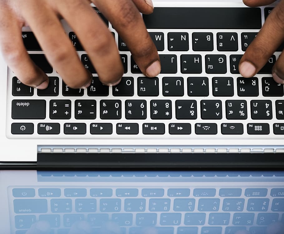 wpisywanie osoby, biały, czarny, laptop, urządzenie, elektronika, ręce, klawiatura, odbicie, ekran, pisanie na maszynie, ludzka ręka, porozumiewanie się, komputer, dłoń, część ludzkiego ciała, technologia bezprzewodowa, wyposażenie komputera, technologia, połączenie, wewnątrz, prawdziwi ludzie, list, jedna osoba, klawiatura komputerowa, za pomocą laptopa, przenośne urządzenie informacyjne, klucz komputera, serfować po sieci, palec, 5K