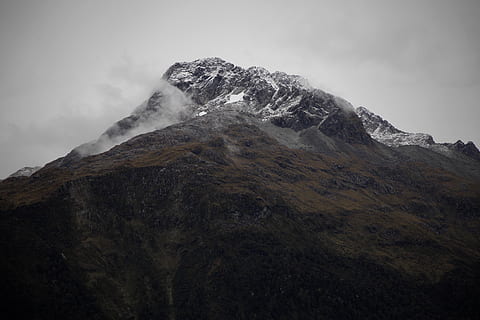 Serra, núvols, muntanya, naturalesa, cresta, a l'aire lliure, pic, Nova Zelanda, parc nacional fiordland, paisatge, boira, núvol, fosc, desert, neu, estèril, accidentat, dures, cel, bellesa a la natura, medi ambient, temperatura de fred, cim de muntanya, cap gent, escenics - natura, tranquil·litat, rock, vista d’angle baix, dia, hivern, escena tranquil·la, escena no urbana, núvol - cel, muntanya nevada, formació, 5K, CC0, domini públic, lliure de regalies